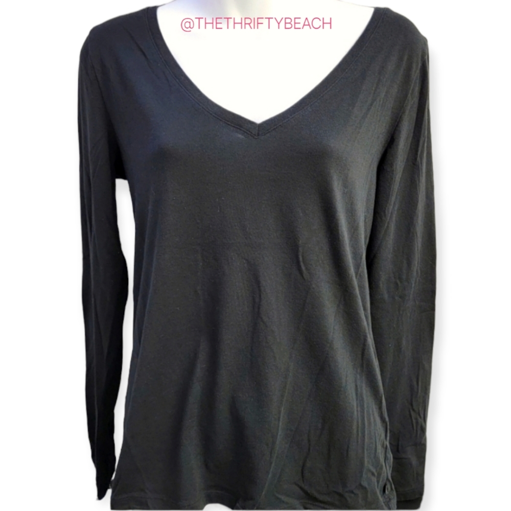 🍍Victoria’s Secret V Neck Top